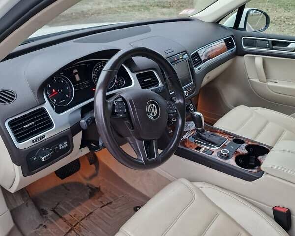 Белый Фольксваген Туарег, объемом двигателя 2.97 л и пробегом 240 тыс. км за 17900 $, фото 11 на Automoto.ua