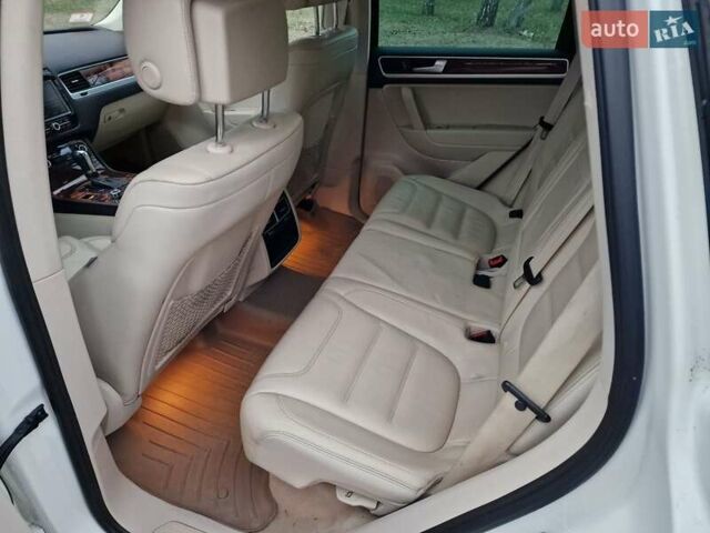 Белый Фольксваген Туарег, объемом двигателя 2.97 л и пробегом 240 тыс. км за 17900 $, фото 16 на Automoto.ua