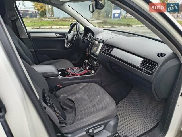 Белый Фольксваген Туарег, объемом двигателя 3 л и пробегом 346 тыс. км за 13500 $, фото 14 на Automoto.ua