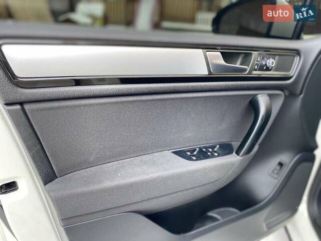 Белый Фольксваген Туарег, объемом двигателя 3 л и пробегом 290 тыс. км за 17999 $, фото 2 на Automoto.ua