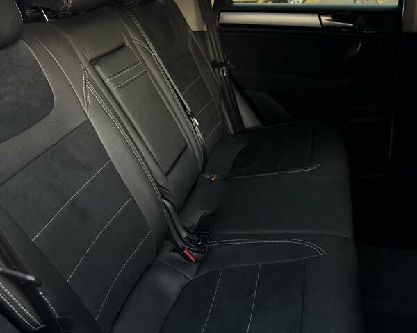 Білий Фольксваген Туарег, об'ємом двигуна 3 л та пробігом 200 тис. км за 18000 $, фото 12 на Automoto.ua