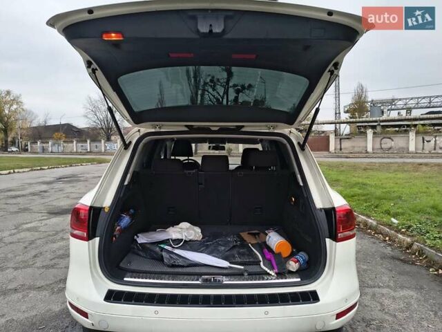 Белый Фольксваген Туарег, объемом двигателя 3 л и пробегом 346 тыс. км за 13500 $, фото 13 на Automoto.ua