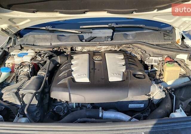 Белый Фольксваген Туарег, объемом двигателя 2.97 л и пробегом 320 тыс. км за 15400 $, фото 30 на Automoto.ua