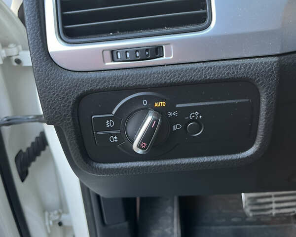 Белый Фольксваген Туарег, объемом двигателя 2.97 л и пробегом 262 тыс. км за 18500 $, фото 24 на Automoto.ua