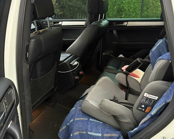 Белый Фольксваген Туарег, объемом двигателя 2.97 л и пробегом 221 тыс. км за 18500 $, фото 6 на Automoto.ua