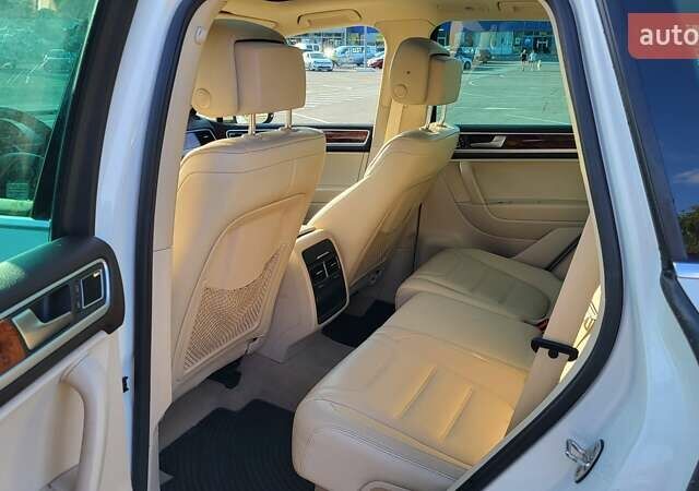 Белый Фольксваген Туарег, объемом двигателя 2.97 л и пробегом 320 тыс. км за 15400 $, фото 19 на Automoto.ua