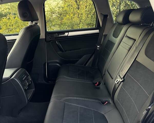 Білий Фольксваген Туарег, об'ємом двигуна 3 л та пробігом 200 тис. км за 18000 $, фото 13 на Automoto.ua