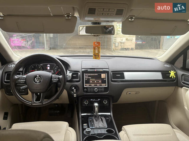 Білий Фольксваген Туарег, об'ємом двигуна 2.97 л та пробігом 296 тис. км за 16800 $, фото 1 на Automoto.ua