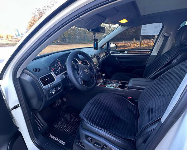 Белый Фольксваген Туарег, объемом двигателя 2.97 л и пробегом 269 тыс. км за 18500 $, фото 4 на Automoto.ua