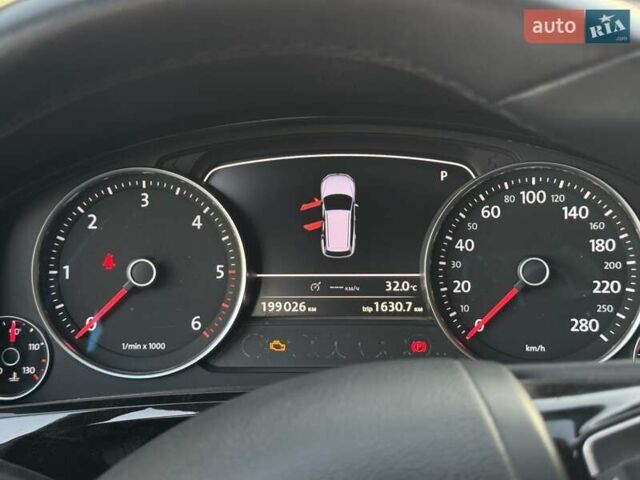 Білий Фольксваген Туарег, об'ємом двигуна 3 л та пробігом 200 тис. км за 18000 $, фото 16 на Automoto.ua