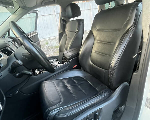 Белый Фольксваген Туарег, объемом двигателя 2.97 л и пробегом 262 тыс. км за 18500 $, фото 15 на Automoto.ua