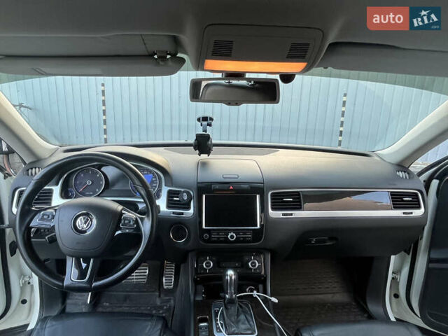 Белый Фольксваген Туарег, объемом двигателя 2.97 л и пробегом 262 тыс. км за 18500 $, фото 11 на Automoto.ua