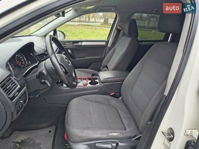 Белый Фольксваген Туарег, объемом двигателя 3 л и пробегом 346 тыс. км за 13500 $, фото 16 на Automoto.ua