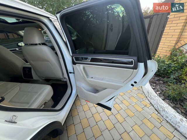 Белый Фольксваген Туарег, объемом двигателя 3.6 л и пробегом 181 тыс. км за 17770 $, фото 31 на Automoto.ua