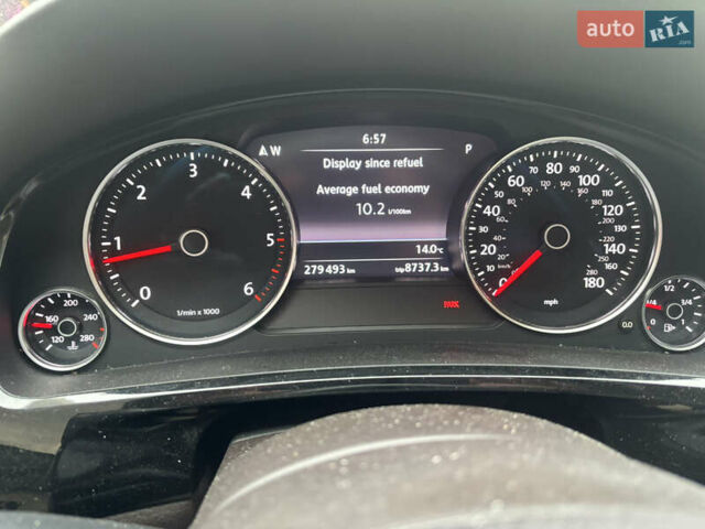 Білий Фольксваген Туарег, об'ємом двигуна 2.97 л та пробігом 296 тис. км за 16800 $, фото 2 на Automoto.ua