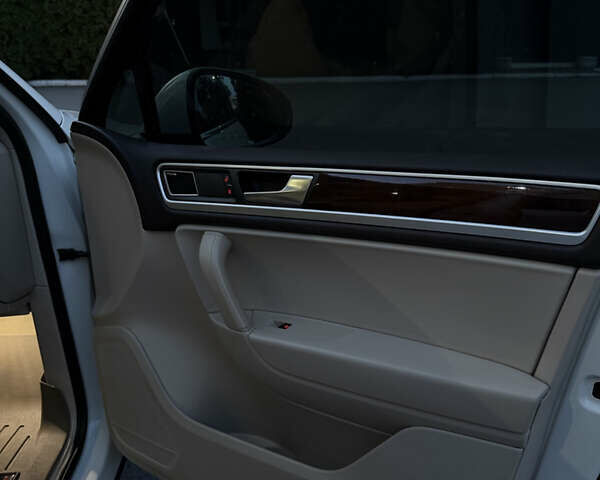 Белый Фольксваген Туарег, объемом двигателя 3.6 л и пробегом 296 тыс. км за 12900 $, фото 30 на Automoto.ua