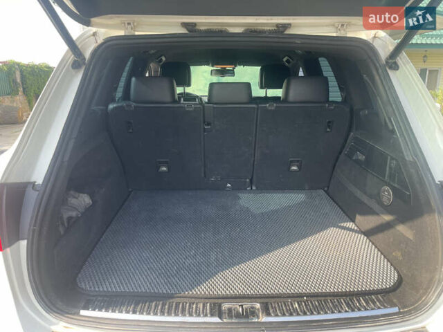 Белый Фольксваген Туарег, объемом двигателя 3 л и пробегом 220 тыс. км за 17000 $, фото 6 на Automoto.ua