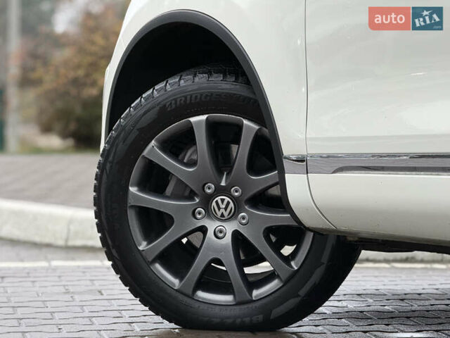 Белый Фольксваген Туарег, объемом двигателя 2.97 л и пробегом 189 тыс. км за 17450 $, фото 17 на Automoto.ua