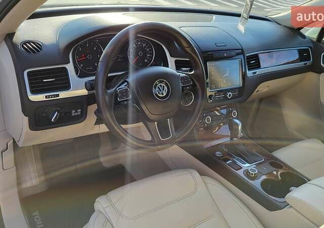 Белый Фольксваген Туарег, объемом двигателя 2.97 л и пробегом 320 тыс. км за 15400 $, фото 17 на Automoto.ua