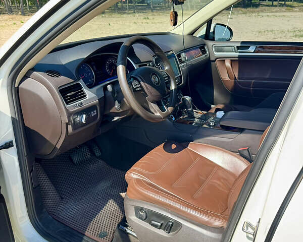 Білий Фольксваген Туарег, об'ємом двигуна 2.97 л та пробігом 298 тис. км за 19000 $, фото 3 на Automoto.ua