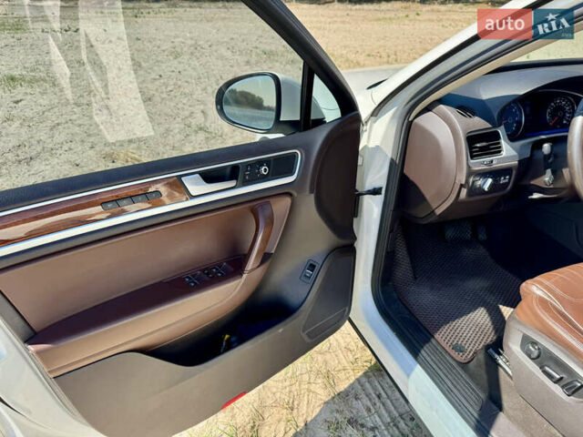 Білий Фольксваген Туарег, об'ємом двигуна 2.97 л та пробігом 298 тис. км за 19000 $, фото 5 на Automoto.ua