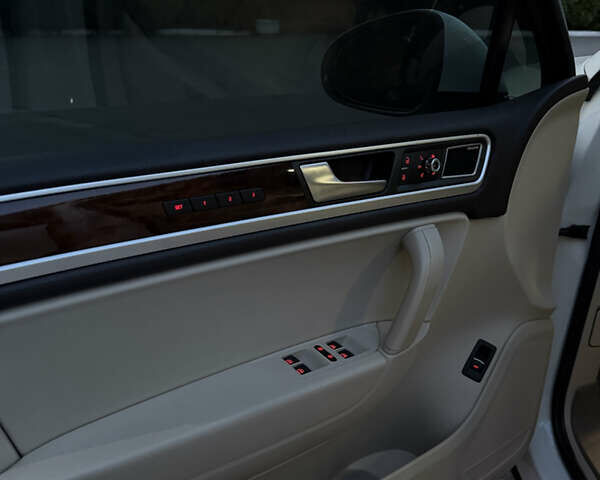 Белый Фольксваген Туарег, объемом двигателя 3.6 л и пробегом 296 тыс. км за 12900 $, фото 46 на Automoto.ua