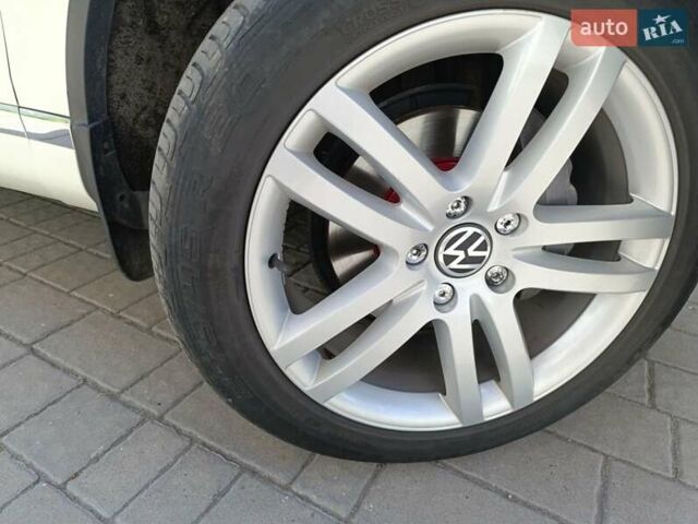 Белый Фольксваген Туарег, объемом двигателя 2.97 л и пробегом 250 тыс. км за 19000 $, фото 14 на Automoto.ua