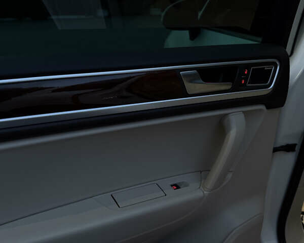 Белый Фольксваген Туарег, объемом двигателя 3.6 л и пробегом 296 тыс. км за 12900 $, фото 27 на Automoto.ua