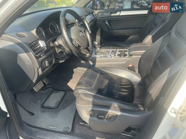 Белый Фольксваген Туарег, объемом двигателя 3 л и пробегом 220 тыс. км за 17000 $, фото 4 на Automoto.ua