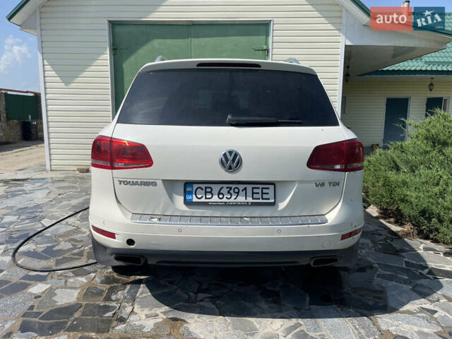 Белый Фольксваген Туарег, объемом двигателя 3 л и пробегом 220 тыс. км за 17000 $, фото 2 на Automoto.ua
