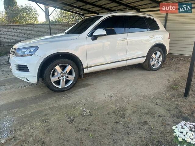 Белый Фольксваген Туарег, объемом двигателя 2.97 л и пробегом 230 тыс. км за 16500 $, фото 2 на Automoto.ua
