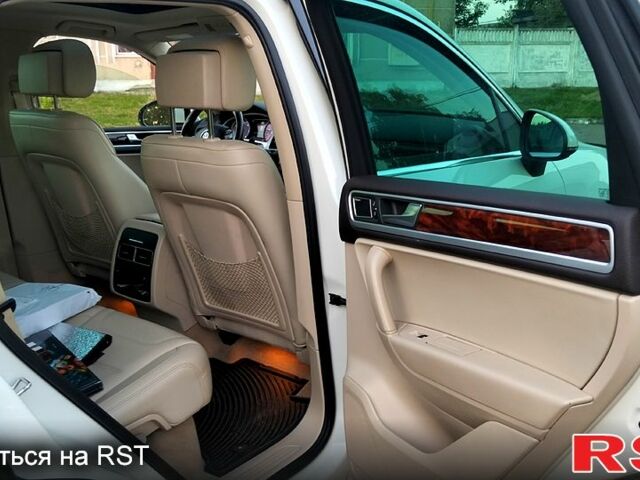 Білий Фольксваген Туарег, об'ємом двигуна 3 л та пробігом 320 тис. км за 15400 $, фото 5 на Automoto.ua