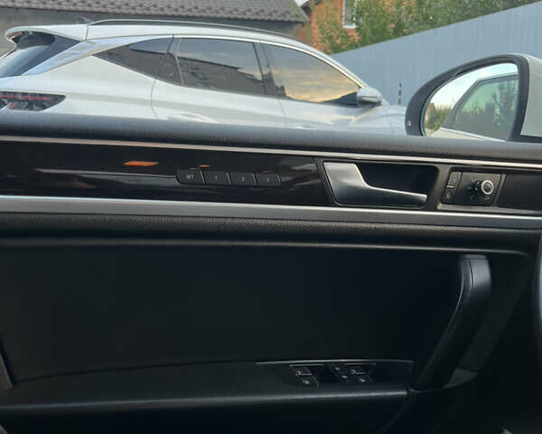 Белый Фольксваген Туарег, объемом двигателя 2.97 л и пробегом 262 тыс. км за 18500 $, фото 22 на Automoto.ua