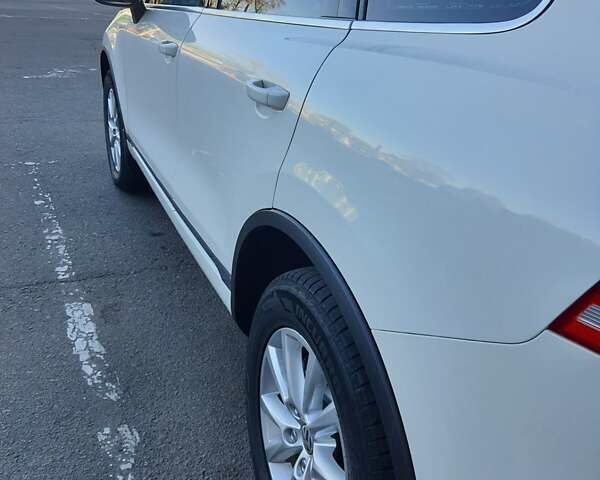 Белый Фольксваген Туарег, объемом двигателя 2.97 л и пробегом 411 тыс. км за 16000 $, фото 3 на Automoto.ua