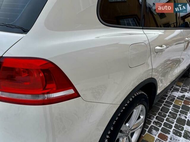 Белый Фольксваген Туарег, объемом двигателя 3 л и пробегом 290 тыс. км за 17999 $, фото 6 на Automoto.ua