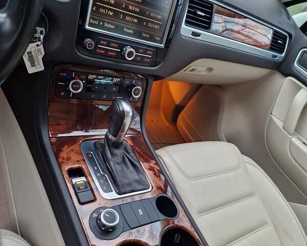 Белый Фольксваген Туарег, объемом двигателя 2.97 л и пробегом 240 тыс. км за 17900 $, фото 18 на Automoto.ua