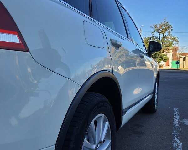 Белый Фольксваген Туарег, объемом двигателя 2.97 л и пробегом 411 тыс. км за 16000 $, фото 6 на Automoto.ua