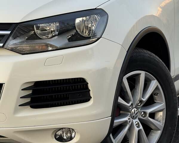 Білий Фольксваген Туарег, об'ємом двигуна 3 л та пробігом 200 тис. км за 18000 $, фото 5 на Automoto.ua