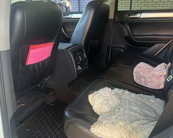 Білий Фольксваген Туарег, об'ємом двигуна 2.97 л та пробігом 250 тис. км за 15500 $, фото 5 на Automoto.ua