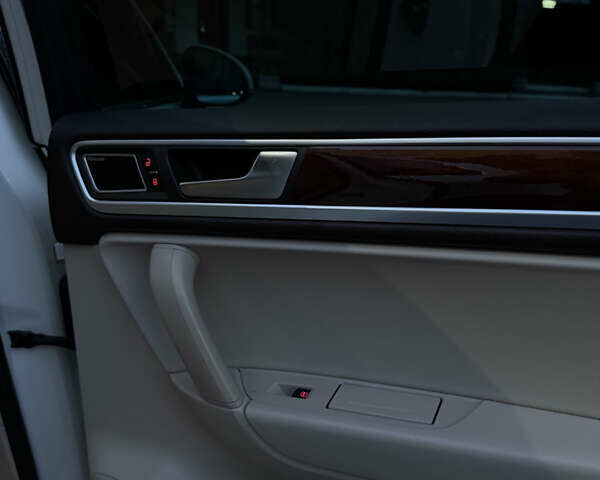 Белый Фольксваген Туарег, объемом двигателя 3.6 л и пробегом 296 тыс. км за 12900 $, фото 31 на Automoto.ua