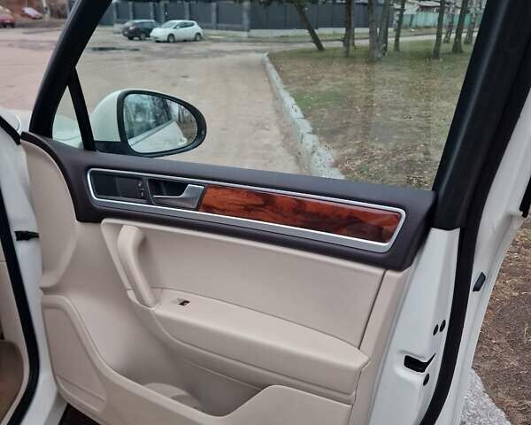 Белый Фольксваген Туарег, объемом двигателя 2.97 л и пробегом 240 тыс. км за 17900 $, фото 23 на Automoto.ua