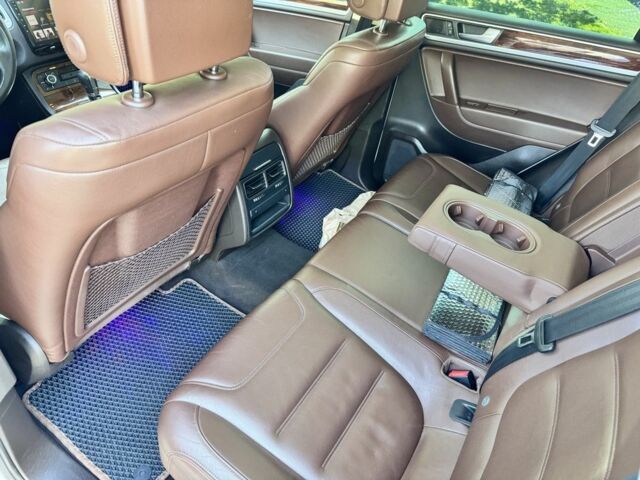 Белый Фольксваген Туарег, объемом двигателя 3 л и пробегом 210 тыс. км за 16000 $, фото 6 на Automoto.ua