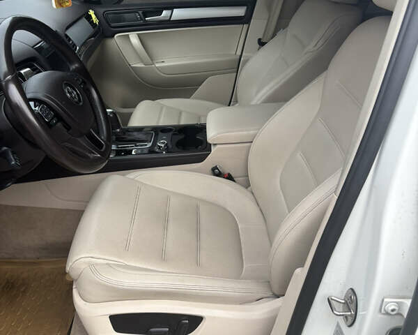 Білий Фольксваген Туарег, об'ємом двигуна 2.97 л та пробігом 296 тис. км за 16800 $, фото 4 на Automoto.ua