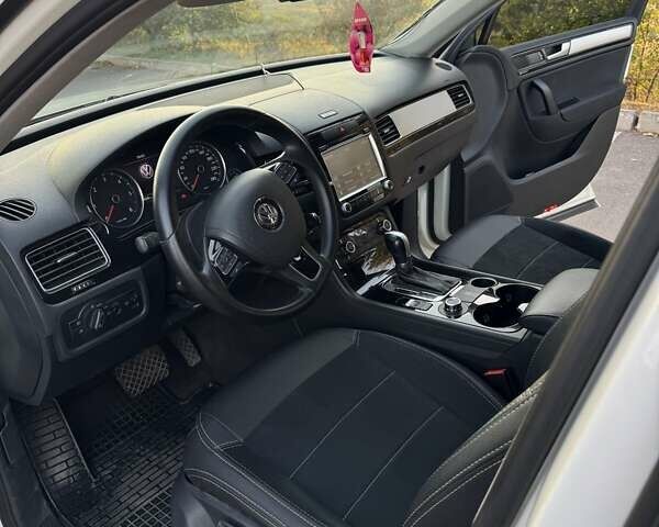 Білий Фольксваген Туарег, об'ємом двигуна 3 л та пробігом 200 тис. км за 18000 $, фото 8 на Automoto.ua