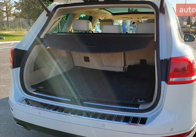 Белый Фольксваген Туарег, объемом двигателя 2.97 л и пробегом 320 тыс. км за 15400 $, фото 21 на Automoto.ua