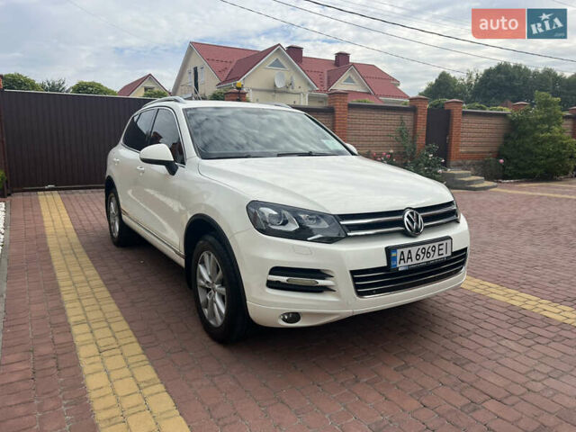 Белый Фольксваген Туарег, объемом двигателя 2.97 л и пробегом 315 тыс. км за 17700 $, фото 2 на Automoto.ua