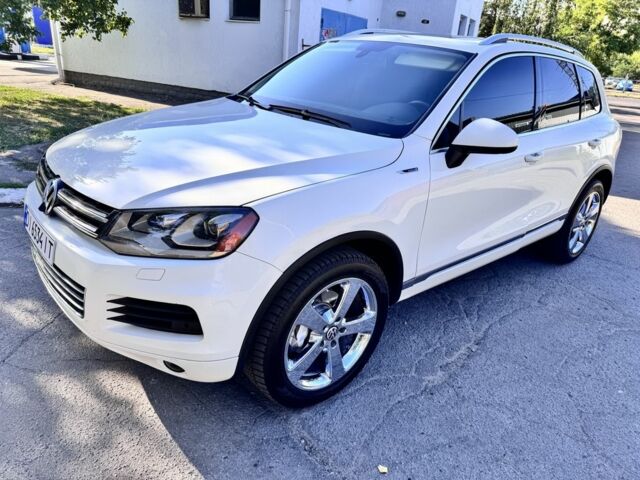 Белый Фольксваген Туарег, объемом двигателя 3 л и пробегом 210 тыс. км за 16000 $, фото 3 на Automoto.ua