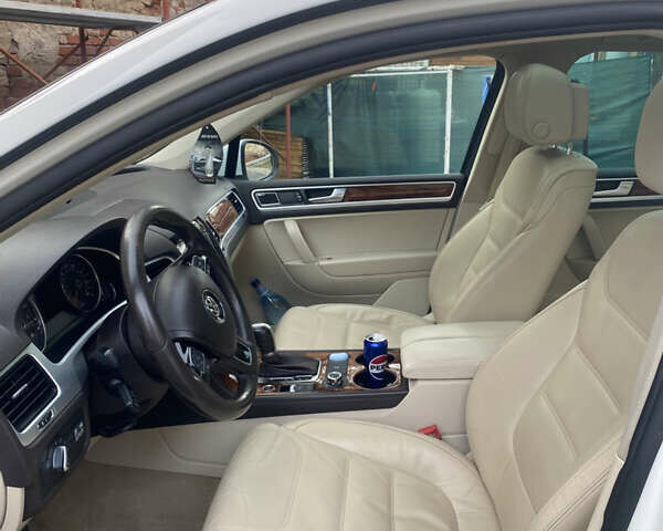 Белый Фольксваген Туарег, объемом двигателя 2.97 л и пробегом 340 тыс. км за 17700 $, фото 5 на Automoto.ua