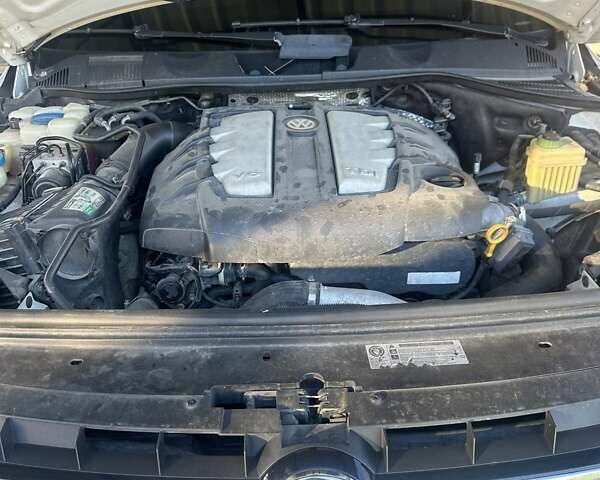 Білий Фольксваген Туарег, об'ємом двигуна 2.97 л та пробігом 250 тис. км за 15500 $, фото 6 на Automoto.ua