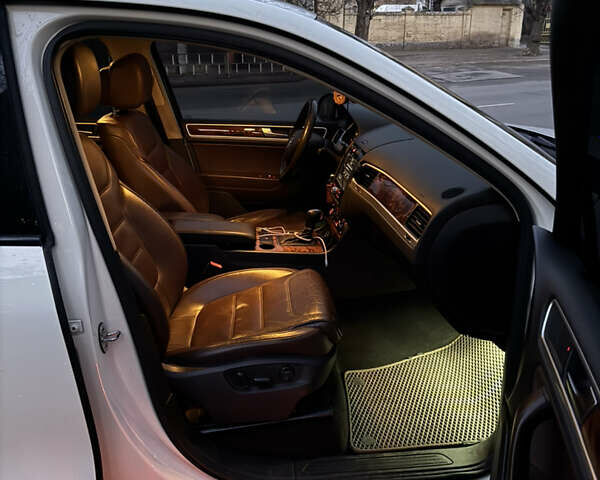 Білий Фольксваген Туарег, об'ємом двигуна 2.97 л та пробігом 298 тис. км за 19000 $, фото 23 на Automoto.ua